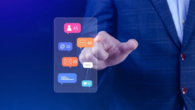 Foto personas que usan redes sociales y conceptos de marketing digital en línea con iconos como notificaciones, mensajes y comentarios en la pantalla