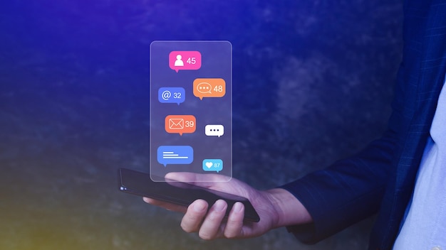 Personas que usan redes sociales y conceptos de marketing digital en línea en teléfonos móviles con iconos como notificaciones, mensajes y comentarios en la pantalla del teléfono inteligente