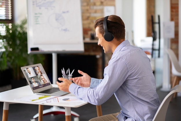 Foto personas que utilizan dispositivos digitales durante una reunión