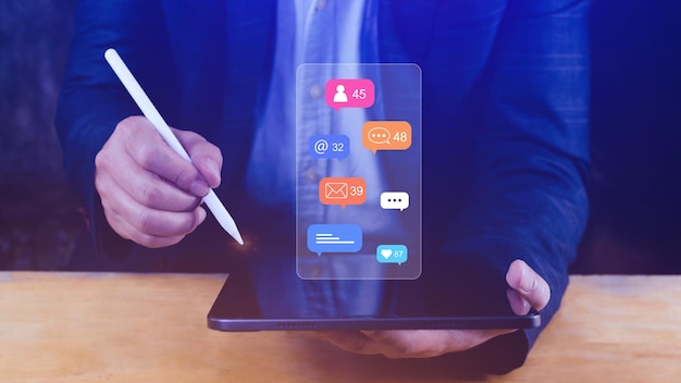 Personas que utilizan los medios sociales y los conceptos de marketing digital en línea en la computadora portátil con iconos como notificaciones, mensajes y comentarios en la pantalla