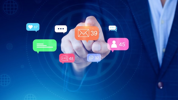 Personas que utilizan las redes sociales y los conceptos de marketing digital en línea con iconos como comentarios de mensajes de notificación en la pantalla