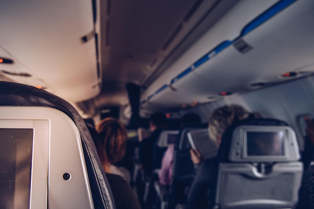 Foto personas que viajan en avión