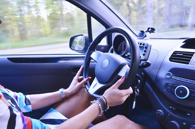 Personas que viajan en coche