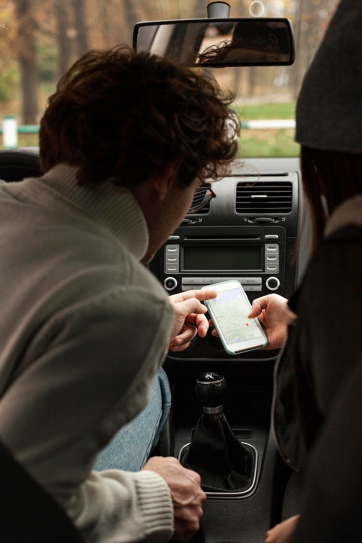 Foto personas que viajan juntas en el coche y comprueban un nuevo destino