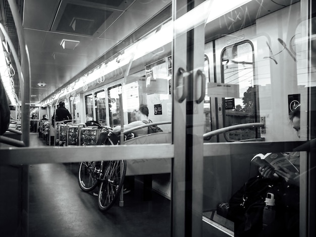 Foto personas que viajan en tren