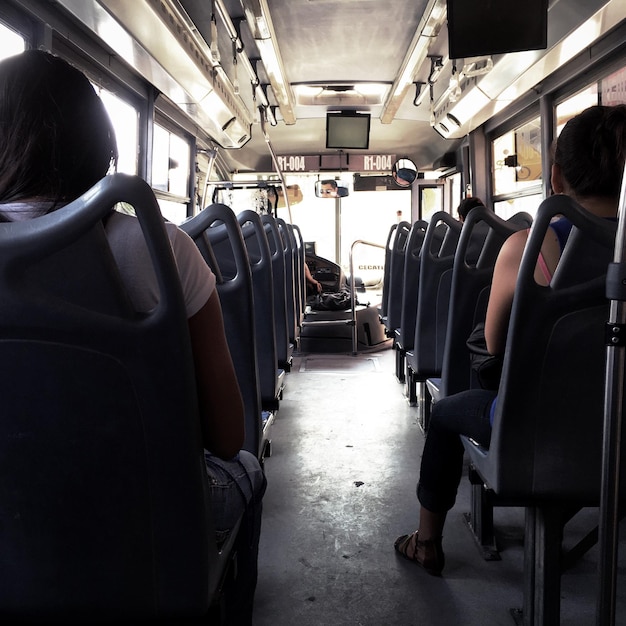 Personas que viajan en tren