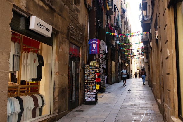 Personas Que Visitan El Barrio Gótico Que Es El Centro Histórico De La Ciudad Vieja De Barcelona.