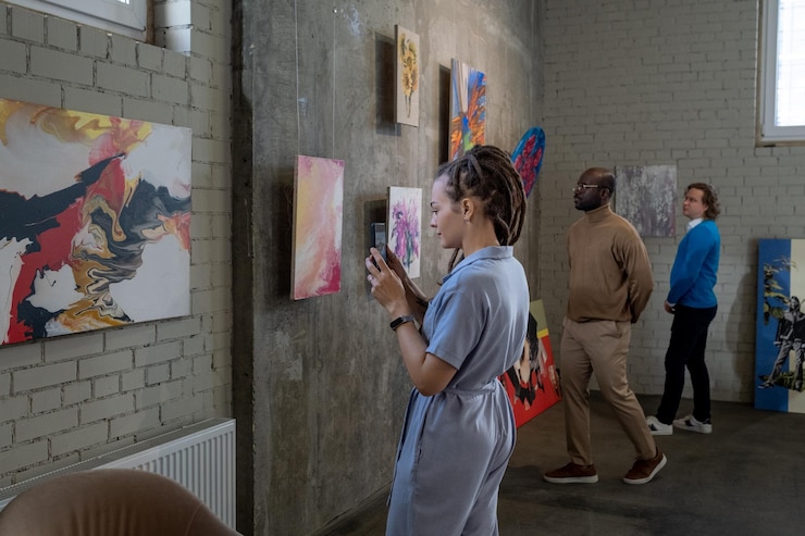 Foto personas que visitan la galería de arte moderno.