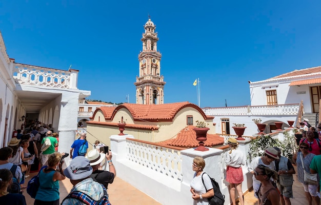 Personas que visitan el Monasterio del Arcángel Miguel Panormitis en la pintoresca isla de Symi Dodecaneso Grecia