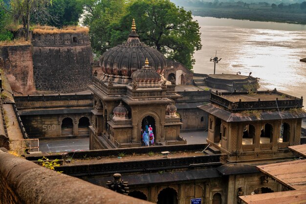 Las personas realizan el culto matutino en el fuerte y el templo de Maheshwar en el río sagrado Narmada en Maheshwar, Madhya Pradesh, India