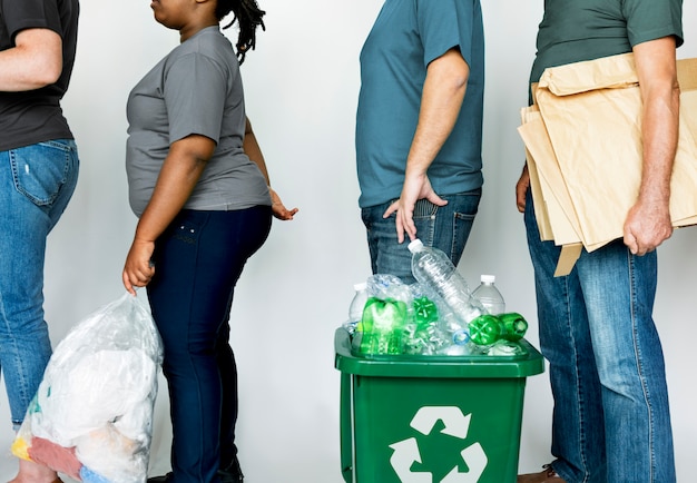 Foto personas con reciclaje basurero ambientalmente amistoso