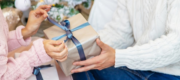 Personas con regalos de Navidad