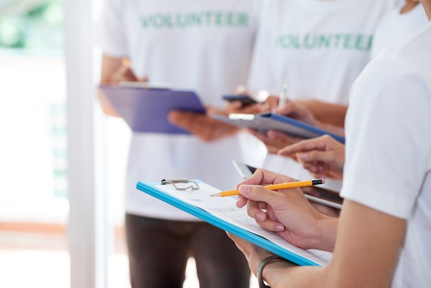 Foto personas rellenando el formulario