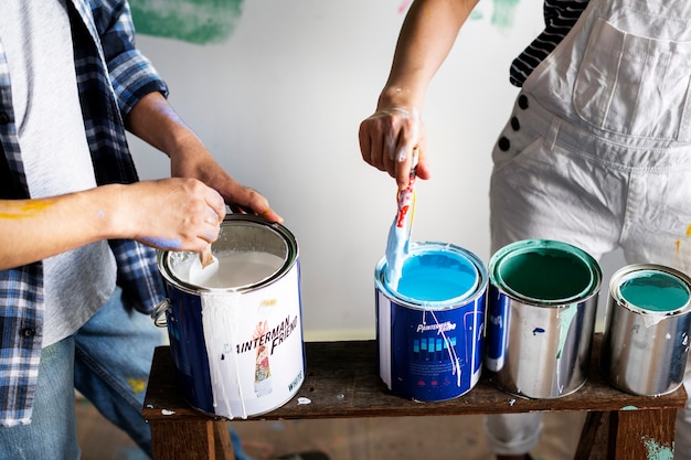 Foto personas renovando la casa.