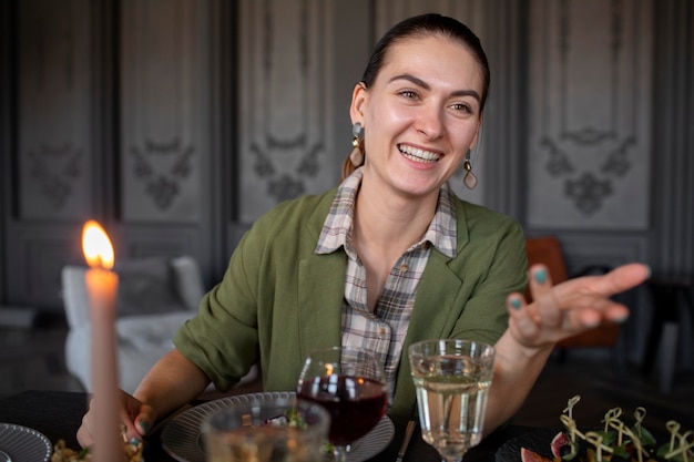 Personas reunidas para reunión familiar.