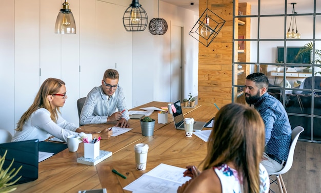 Personas en una reunión de negocios en la oficina.