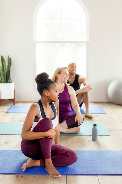 Personas sanas en una pose de yoga