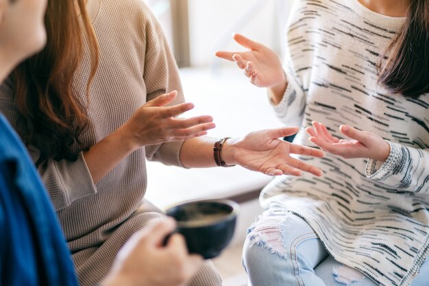 Personas sentadas y hablando juntas.