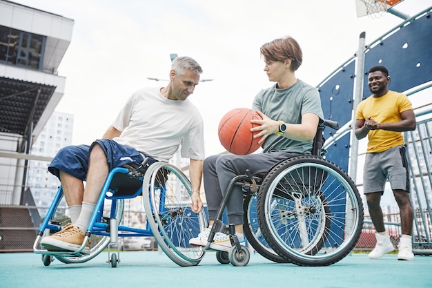 Personas en sillas de ruedas jugando baloncesto