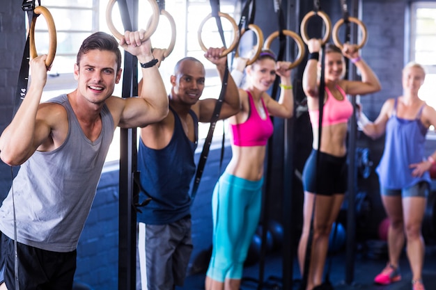 personas sonrientes con anillos de gimnasia