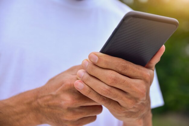Personas con teléfono móvil inteligente para usar las compras en línea por la red de Internet y la comunicación.