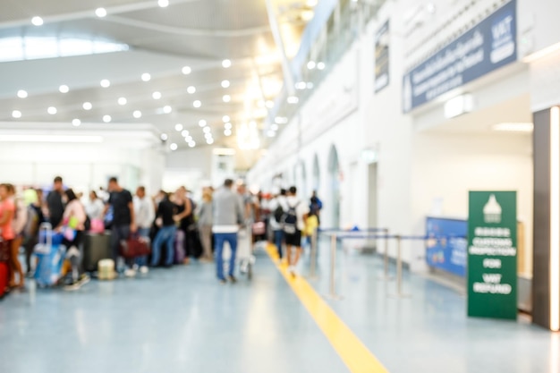 Personas en la terminal del aeropuerto fondo borroso