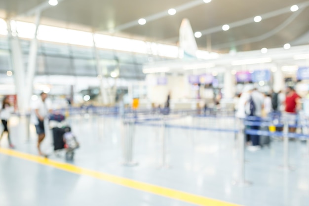 Personas en la terminal del aeropuerto fondo borroso