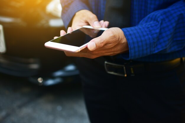 Foto las personas tienen teléfonos inteligentes y utilizan la tecnología y la comunicación en línea por internet.