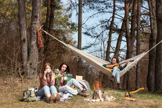 Personas de tiro completo que pasan tiempo en la naturaleza.