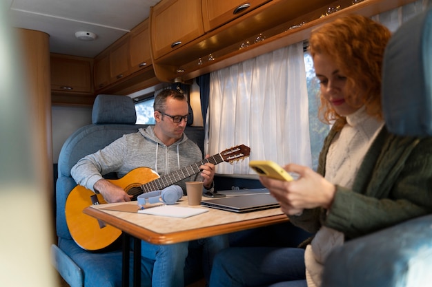 Foto personas de tiro medio en autocaravana