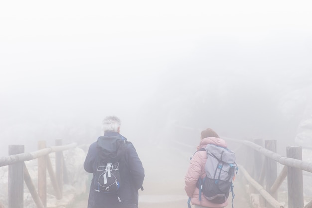 Foto personas de tiro medio cargando mochilas.