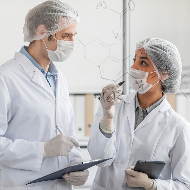 Foto personas de tiro medio en laboratorio