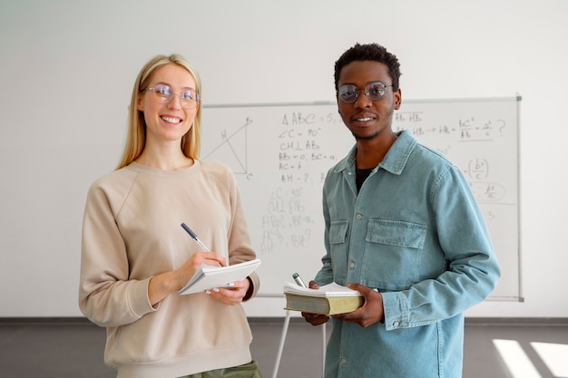 Foto personas de tiro medio que estudian matemáticas.