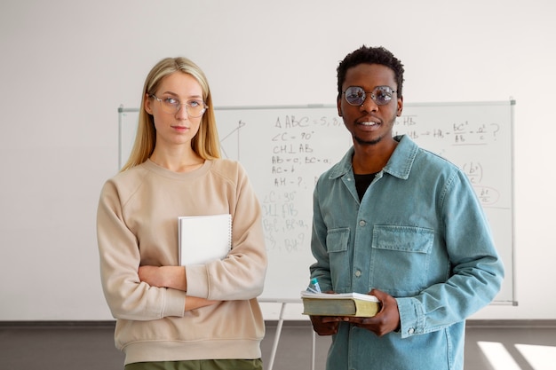 Foto personas de tiro medio que estudian matemáticas.