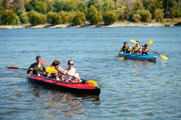 Personas de todas las edades en kayak. Vacaciones familiares.