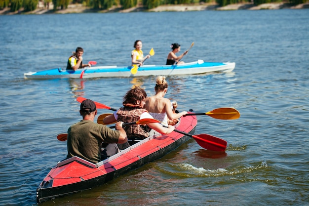 Personas de todas las edades en kayak. Vacaciones familiares.