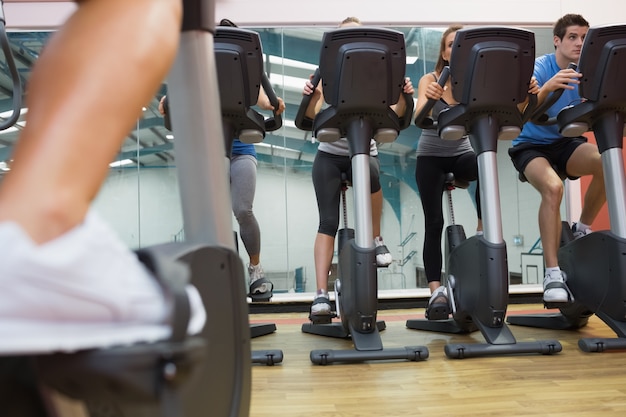 Personas tomando una clase de spinning