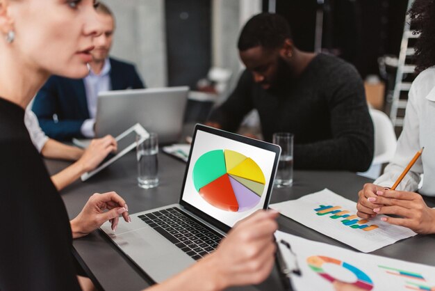 Las personas trabajan juntas como trabajo en equipo y se asocian con gráficos de negocios