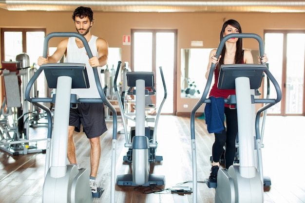 Personas trabajando en un gimnasio