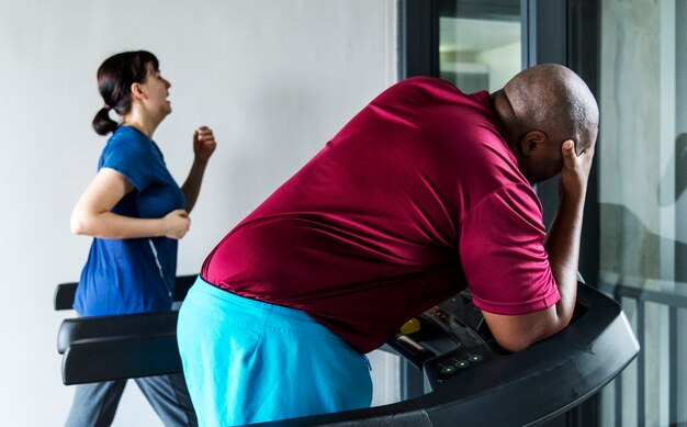 Personas trabajando en un gimnasio