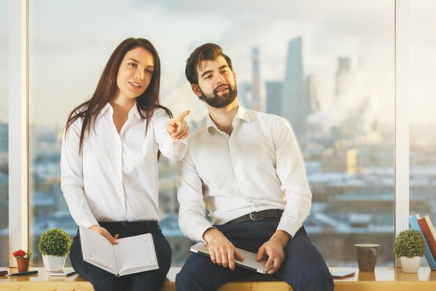 Foto personas trabajando juntas