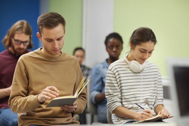 Personas trabajando en seminario