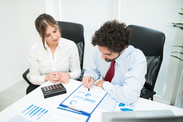 personas en el trabajo en su oficina