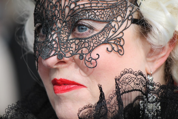 Personas en traje para el carnaval de Venecia