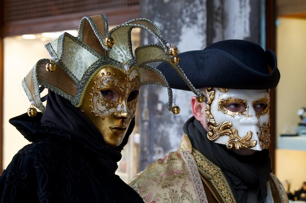 Personas en traje para el carnaval de Venecia