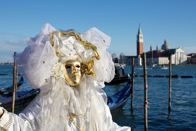 Personas en traje para fiesta de carnaval de Venecia