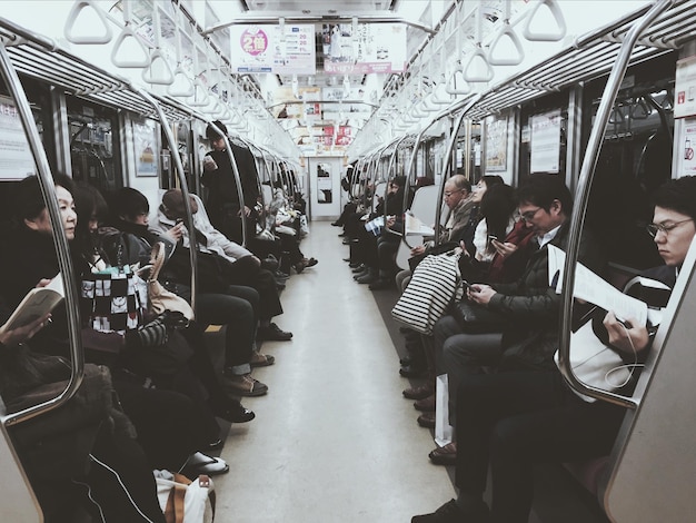 Personas en un tren iluminado