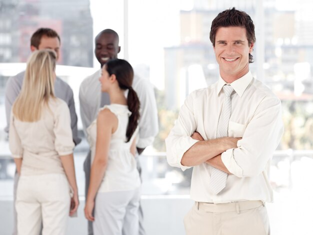 personas unidas hablando juntas en el trabajo