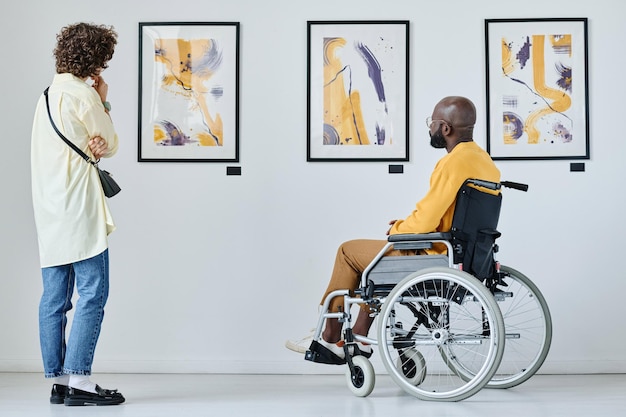 Personas viendo fotos en la galería.