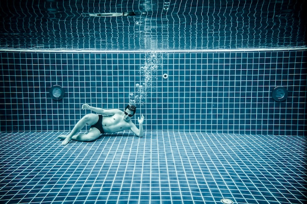 Las personas yace bajo el agua en una piscina